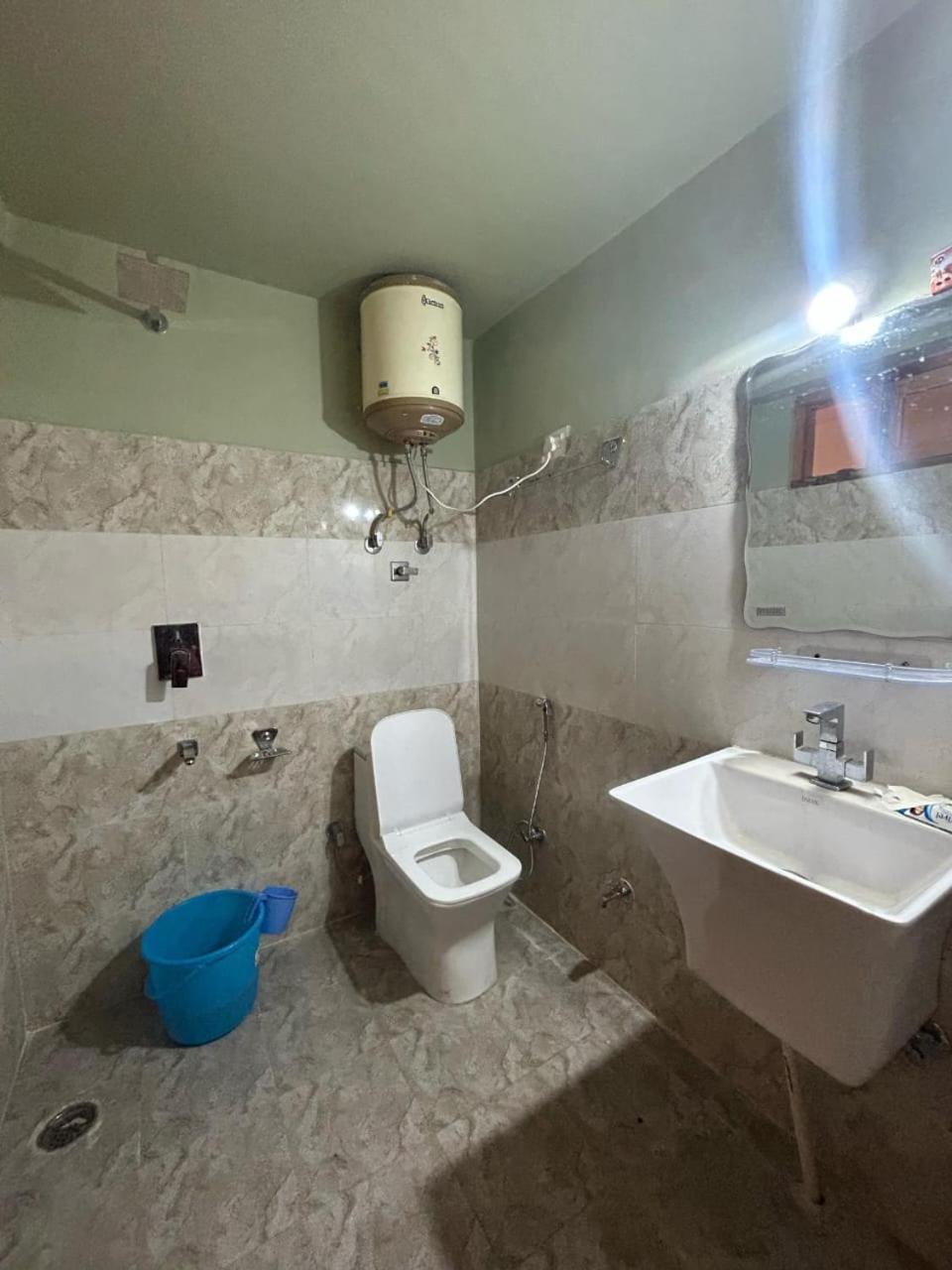 New Brahma Cafe Guest House Kalgha Ngoại thất bức ảnh